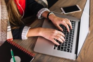 Nuotrauka, vaizduojanti SEO straipsnių rašymo procesą, akcentuojant turinio optimizaciją ir strategiją geresniam matomumui internete.