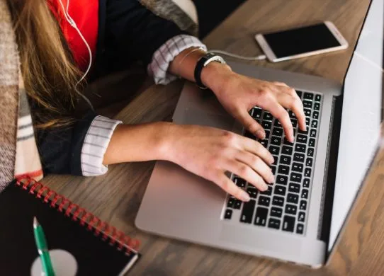 Nuotrauka, vaizduojanti SEO straipsnių rašymo procesą, akcentuojant turinio optimizaciją ir strategiją geresniam matomumui internete.