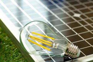 Namų energijos kaupimo sistema su saulės moduliais ir baterijomis.