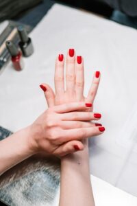 Profesionalios manikiūro priemonės ir geliniai lakai ant stalo
