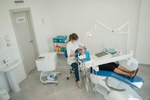 Kodėl kartais verta pasitikrinti dantis net jei nieko neskauda
