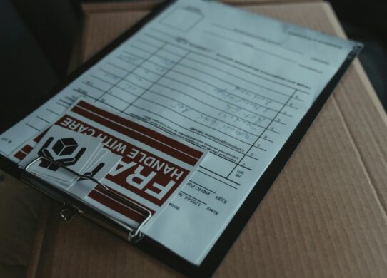 Kurjeris ruošiantis siuntą transportavimui į užsienį.