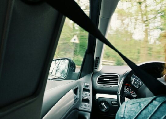 Automobilio salonas su pagerinta garso izoliacija važiuojant magistrale