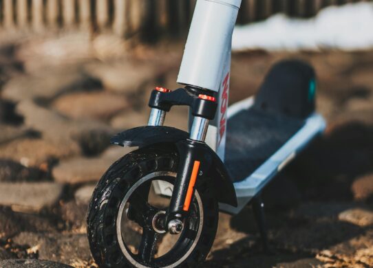 Modernus elektrinis paspirtukas miesto gatvėje dienos metu