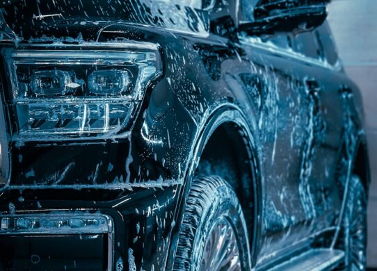 Automobilio kėbulo plovimas aktyviosiomis putomis, padedančiomis pašalinti purvą ir apsaugoti dažų sluoksnį.