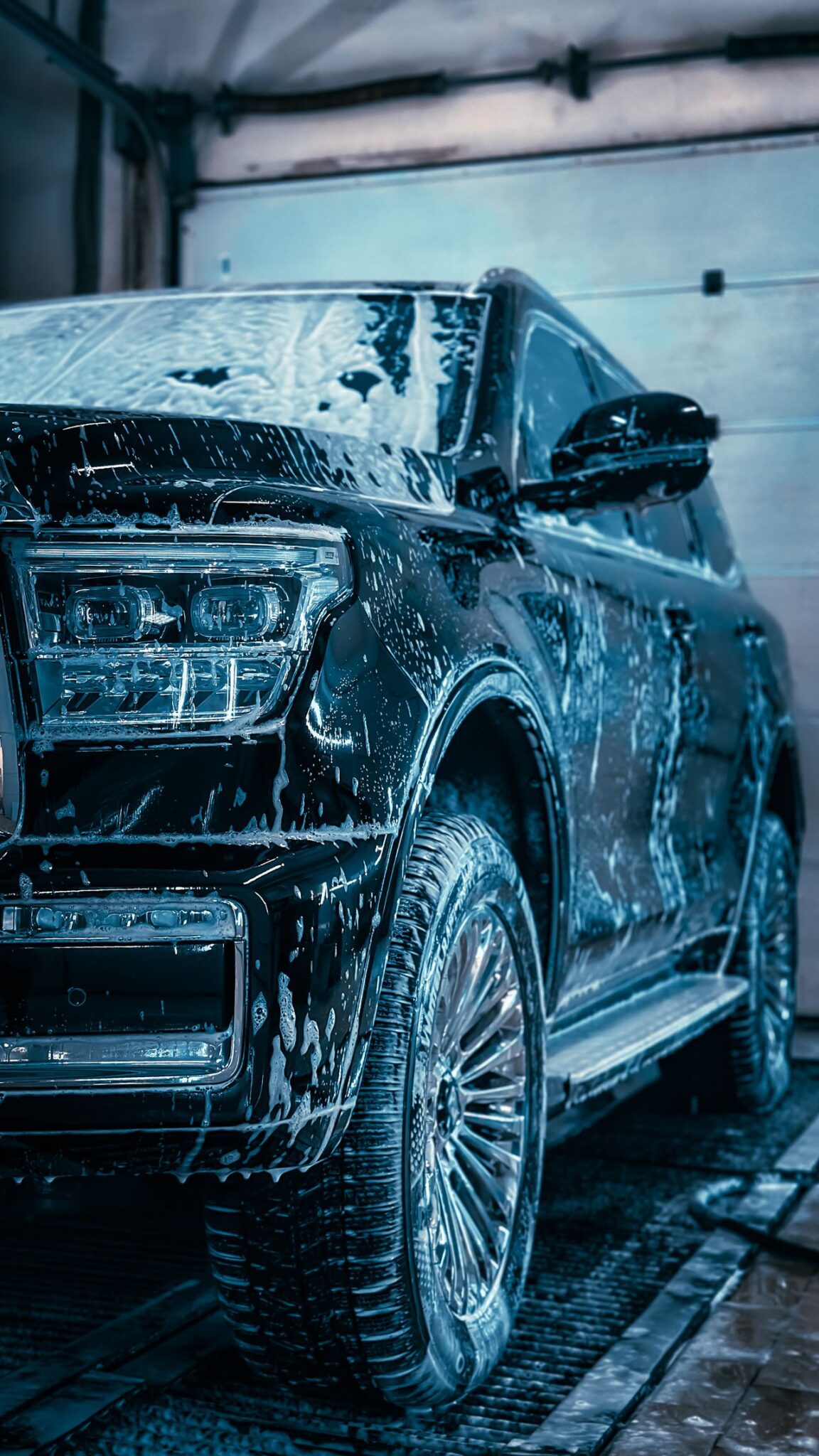 Automobilio kėbulo plovimas aktyviosiomis putomis, padedančiomis pašalinti purvą ir apsaugoti dažų sluoksnį.